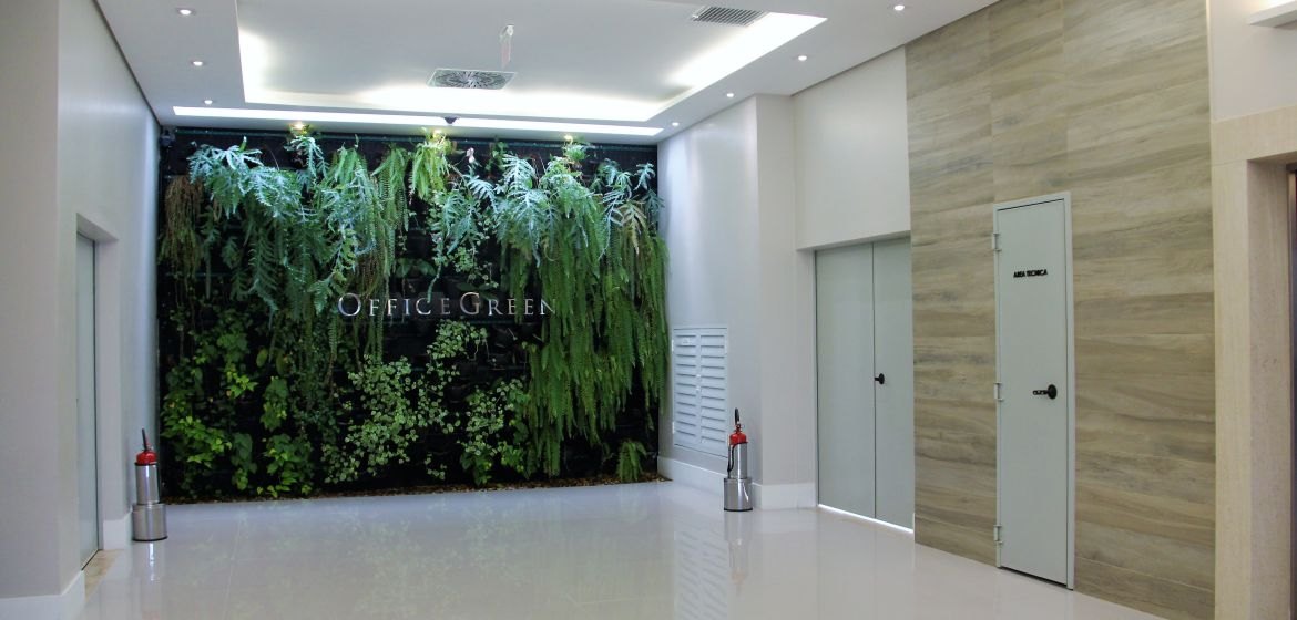 Hall do edifício Office Green, com jardim vertical
